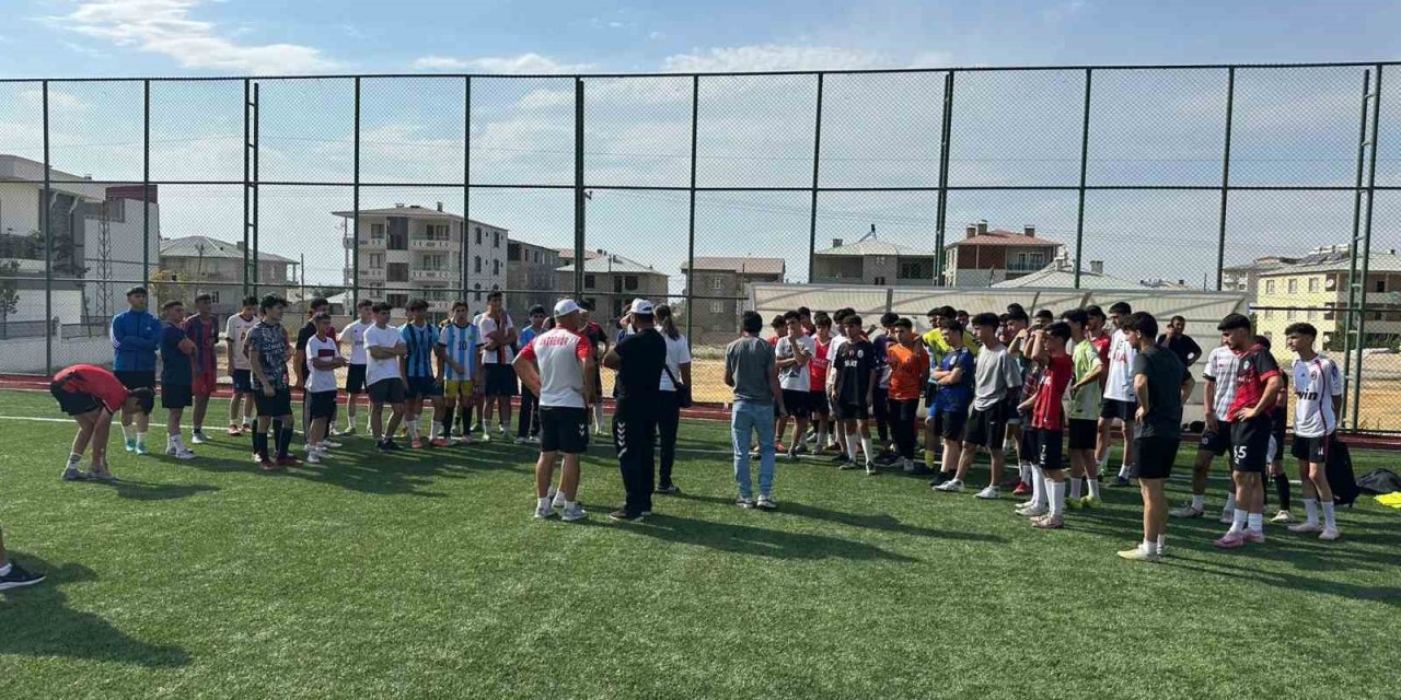 Van Büyükşehir Belediyespor futbolcu seçmelerine  ilgi