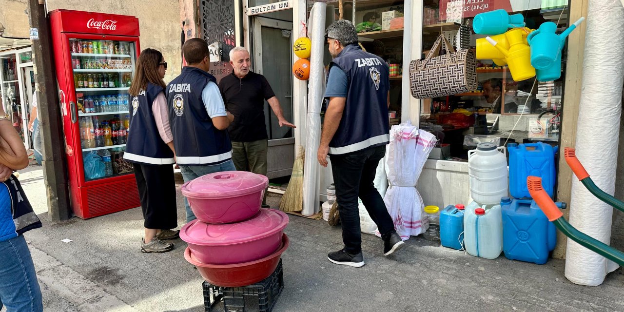 Yüksekova’da zabıta ekiplerinden kaldırım işgali denetimi