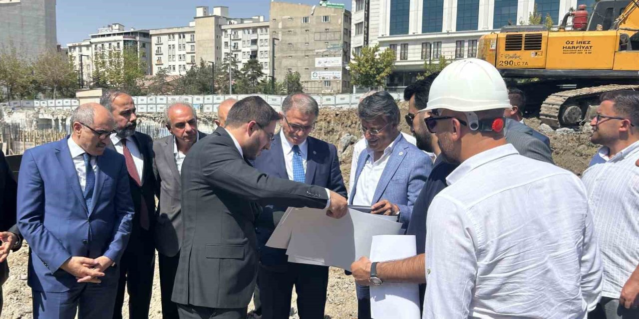 Van Valisi Balcı, Hazreti Ömer Camii inşaatını yerinde inceledi