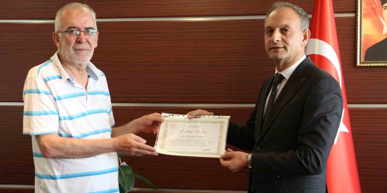 Elazığ’da sigarayı bırakan 2 vatandaşa ‘Teşekkür Belgesi’