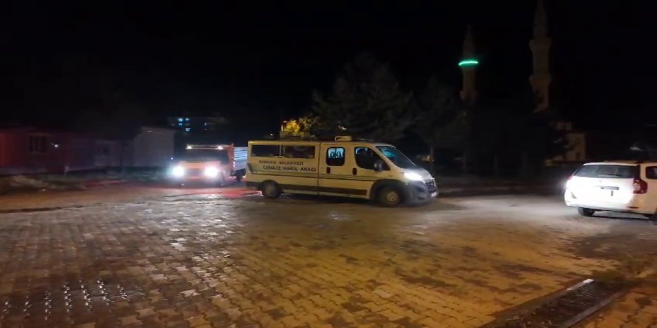 Erzurum'da üzerlerine düşen yıldırım, baba ve oğlunu hayattan kopardı