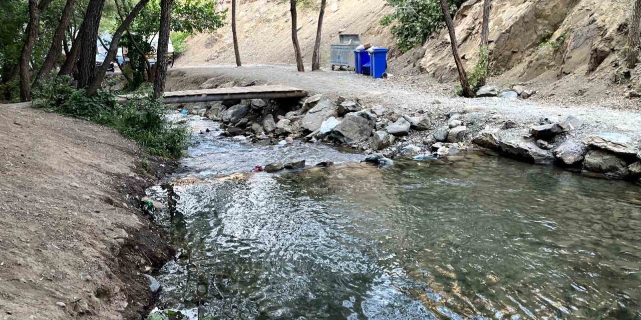 Elazığ'ın Palu ilçesinde Teke Deresi güzelliği ile dikkat çekiyor