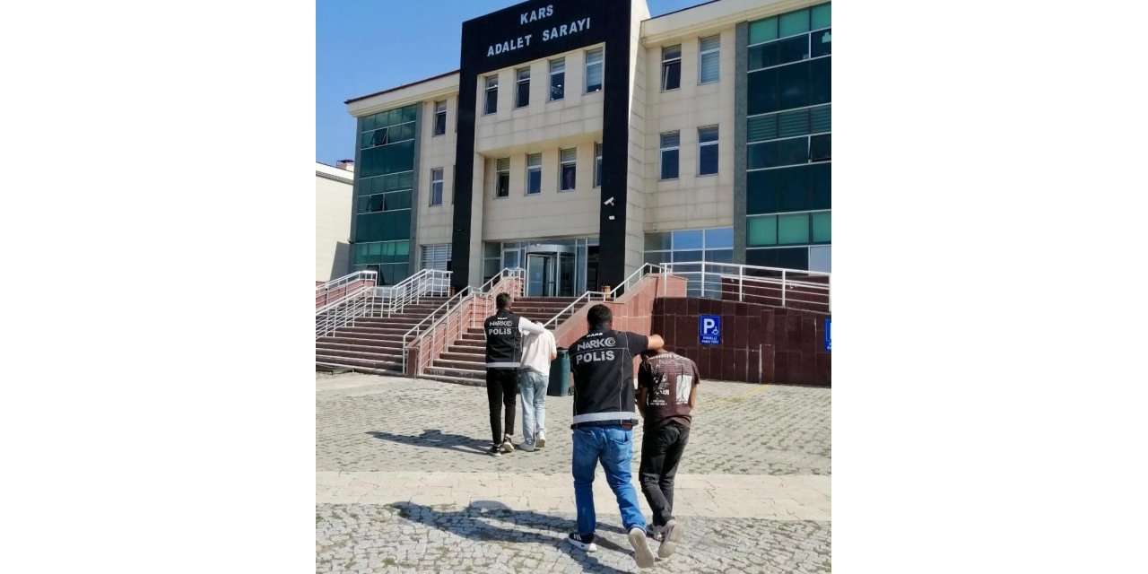 Kars’ta polis ekiplerince düzenlenen operasyonda 2 uyuşturucu taciri tutuklandı