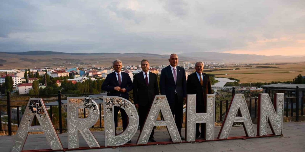 Kültür ve Turizm Bakanı Ersoy, tarihi Ardahan kalesini inceledi