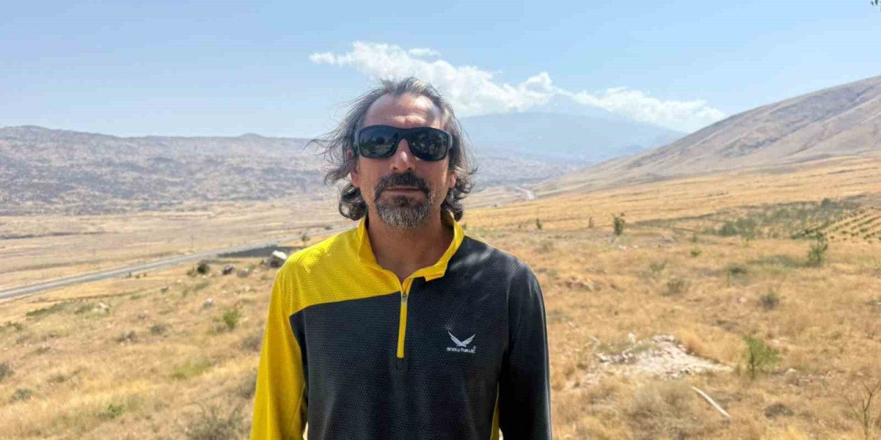 Ağrı Dağı’nın zirvesinde buzul çatlakları görüldü