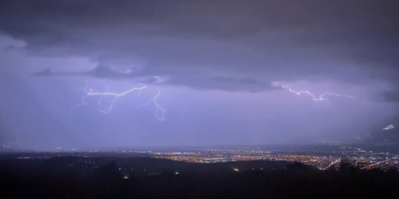 Erzincan’da geceyi aydınlatan şimşek ve yıldırımlar kameralara yansıdı