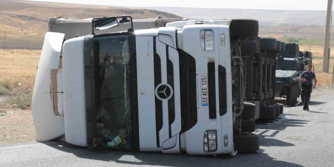 Cizre’de virajı alamayan tır devrildi, sürücü yaralandı