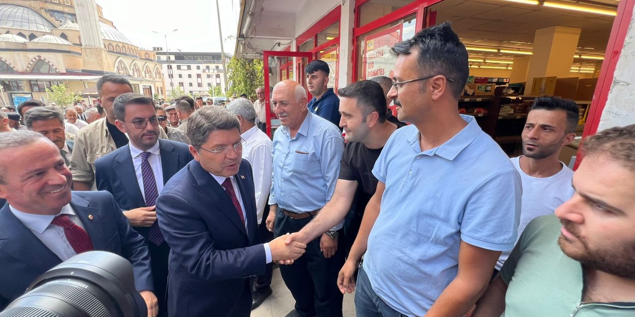 Adalet Bakanı Yılmaz Tunç, Hakkari’de esnafı ziyaret etti