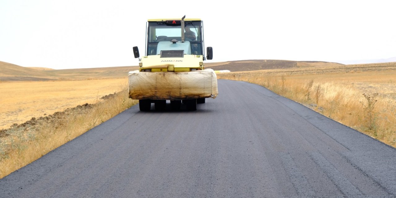 Ağrı’da 17 kilometrelik köy yolunda asfalt çalışması