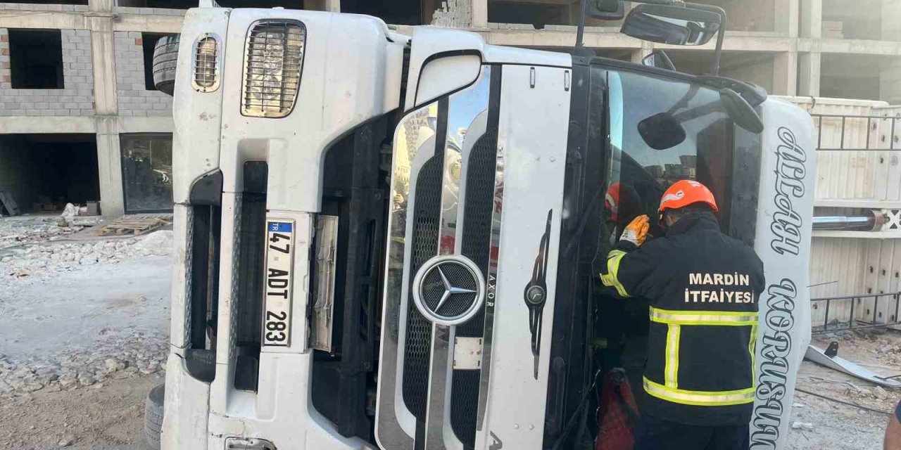 Mardin'in Artuklu ilçesinde devrilen tırın sürücüsü yaralandı