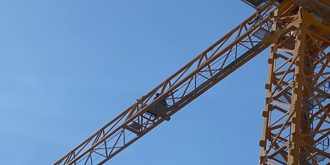 Adıyaman'da parasını alamadığını iddia eden işçi kule vince çıktı