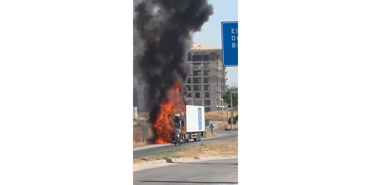 Elazığ’da tır alev aldı