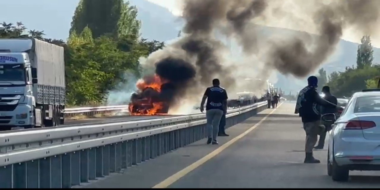 Elazığ’da seyir halindeki otomobil alev topuna döndü