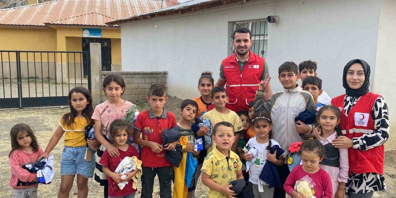 Kızılay gönüllülerinden Ağrı’da köy ziyareti