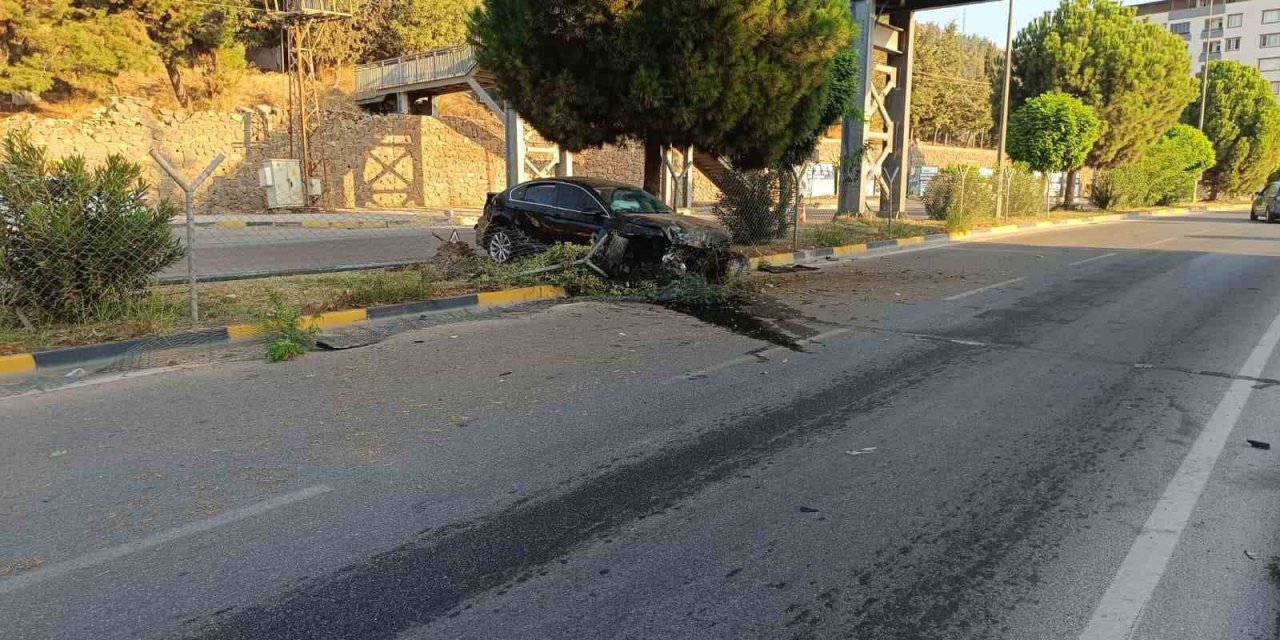 Gaziantep’te kontrolü kaybolan otomobil refüje çıktı: 1 kişi yaralandı