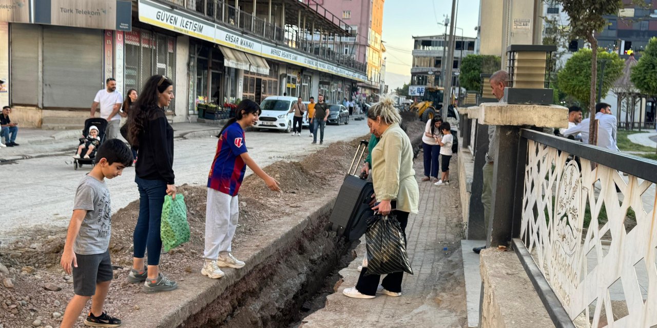 15 Temmuz Parkı girişinde kazı nedeniyle geçişler aksadı