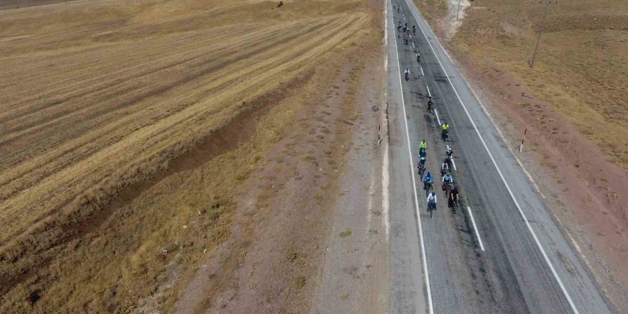 Bisiklet tutkunları Malazgirt’ten Ahlat’a yollara düştü