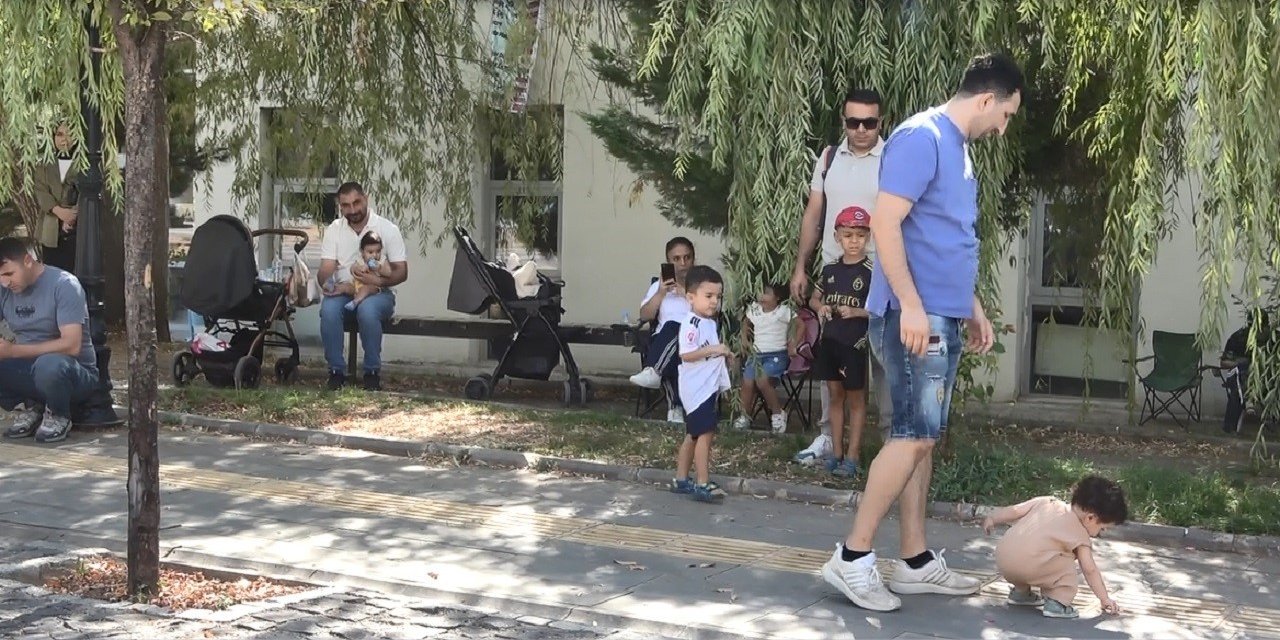 Tunceli'de anne ve babaları içeride ter dökerken çocuklar dışarıda bekledi