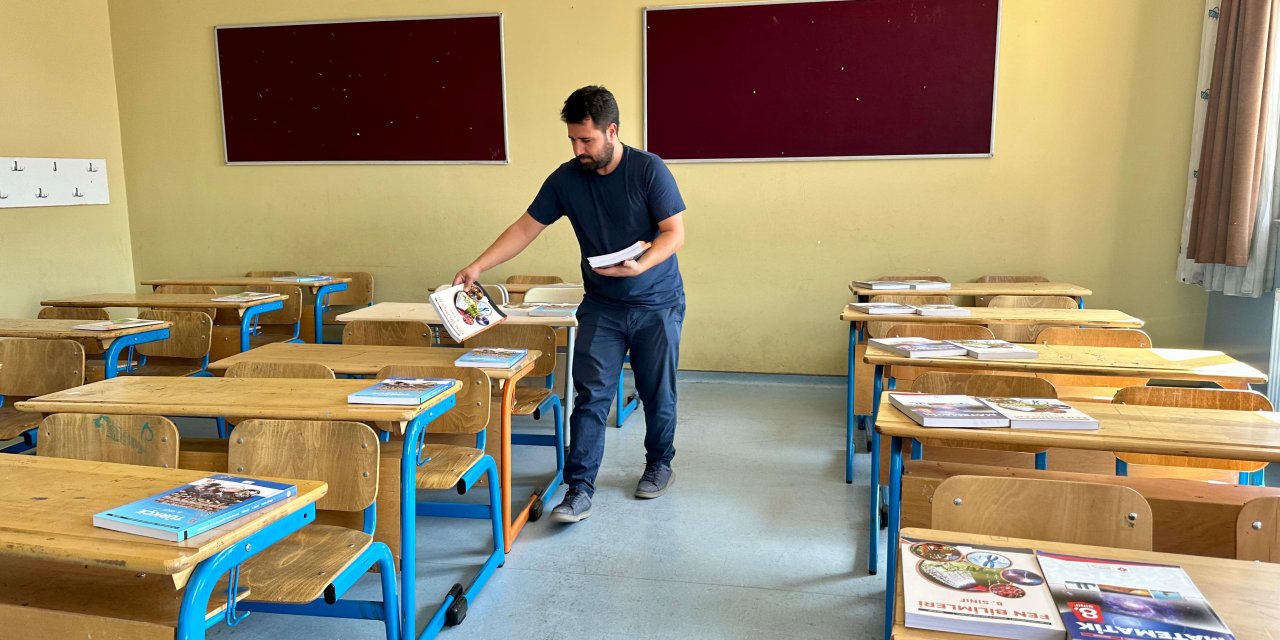 Yüksekova’da öğrenciler için ders kitapları sıralara bırakıldı
