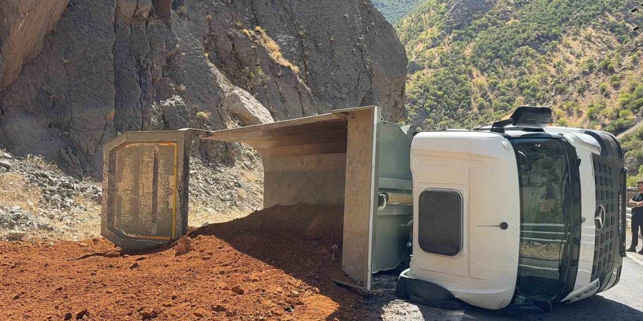 Hakkari-Çukurca yolunda maden yüklü kamyon devrildi