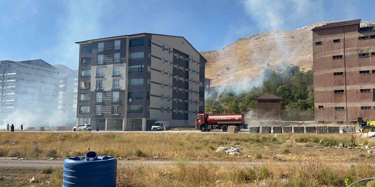 Bitlis’te örtü yangını ağaçlara zarar verdi