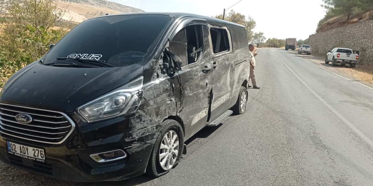 Ardahan'da kamyon ile minibüs çarpıştı: 1 yaralı