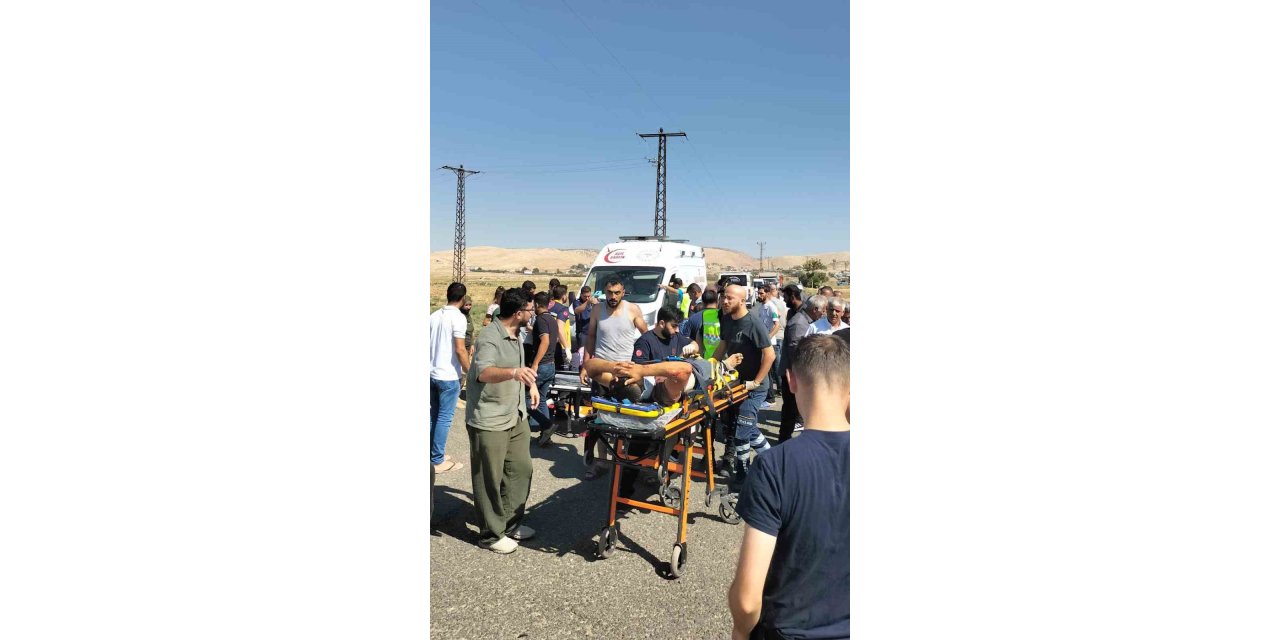 Mardin’de hafif ticari araç ile motosiklet çarpıştı: 4 kişi yaralandı