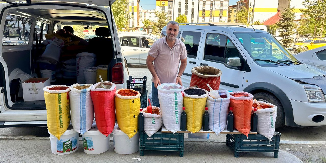 Maraş’ın baharatları Yüksekova’da ilgi gördü