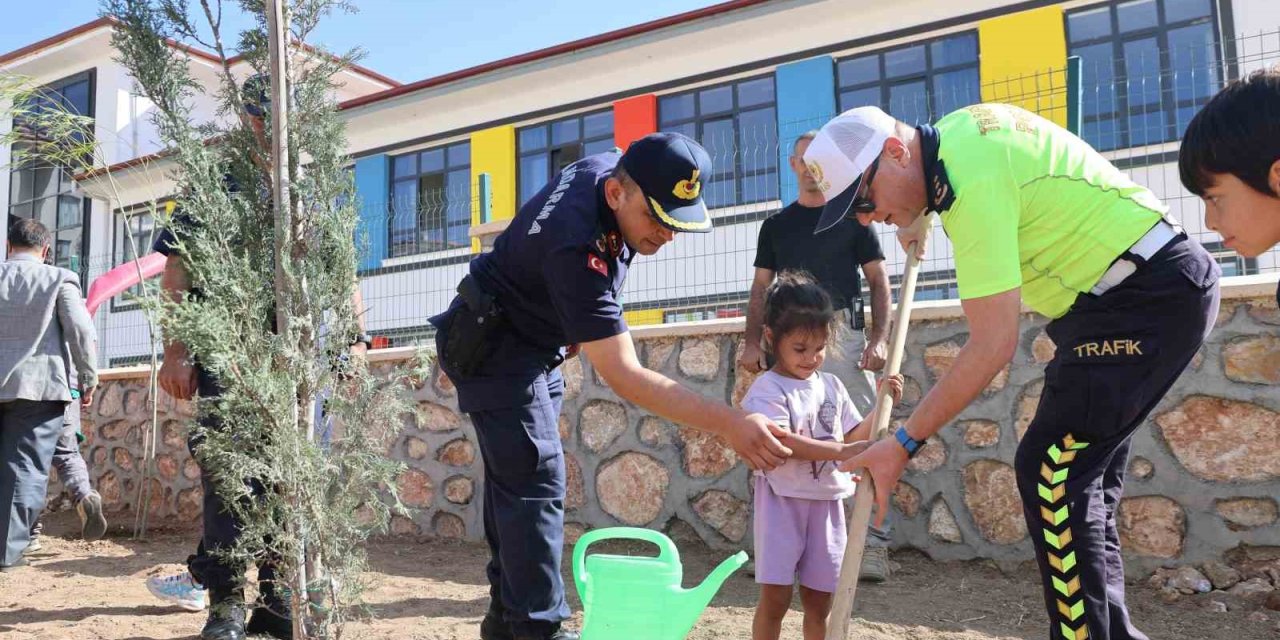 Elazığ'da minik öğrenciler, fidan dikerek okula başladı