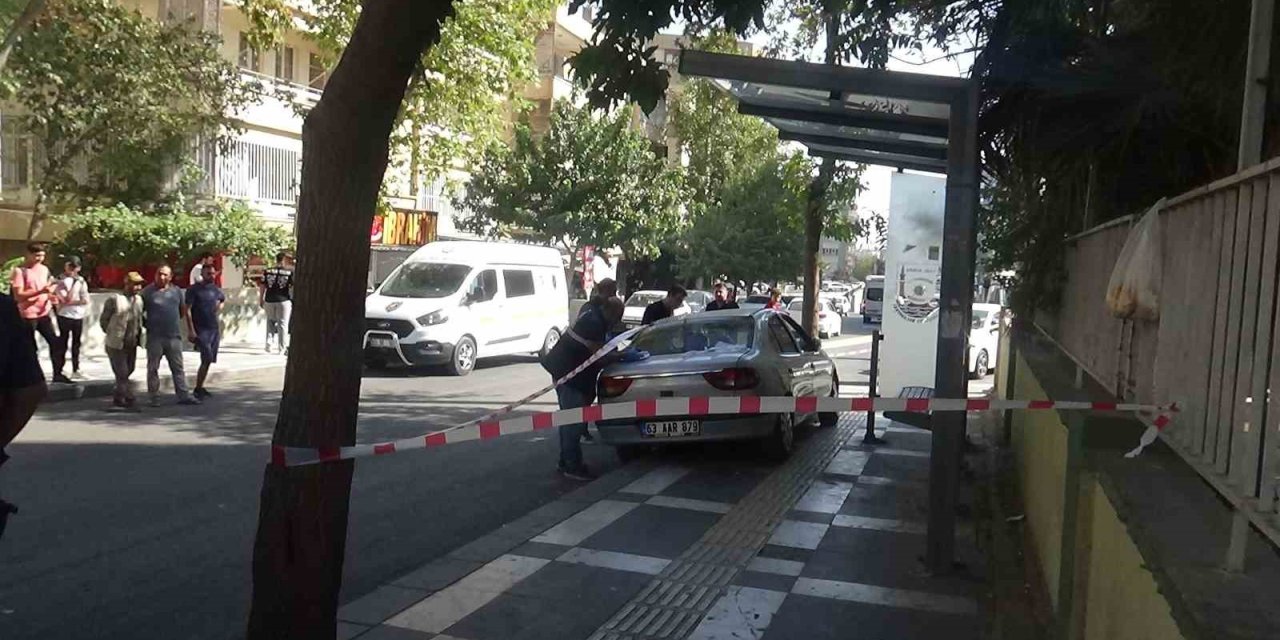 Şanlıurfa’da otomobil durakta bekleyenlere çarptı: 1 öğrenci öldü