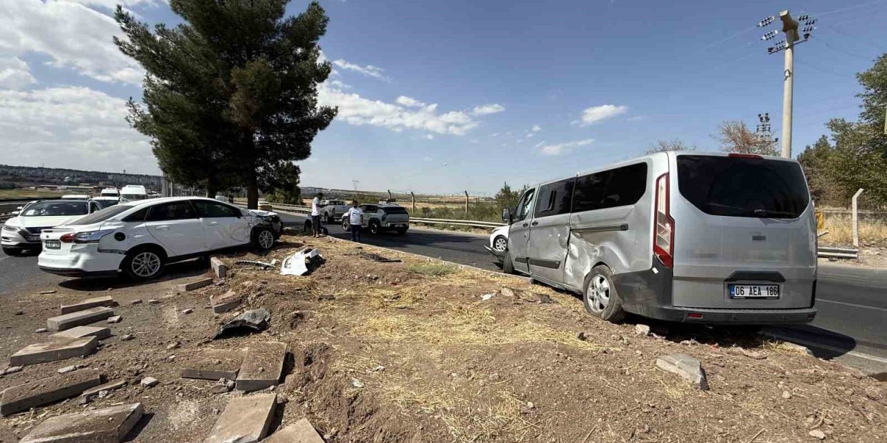 Diyarbakır'da yola kontrolsüz giren kamyonet, çarptığı otomobili karşı yola fırlattı