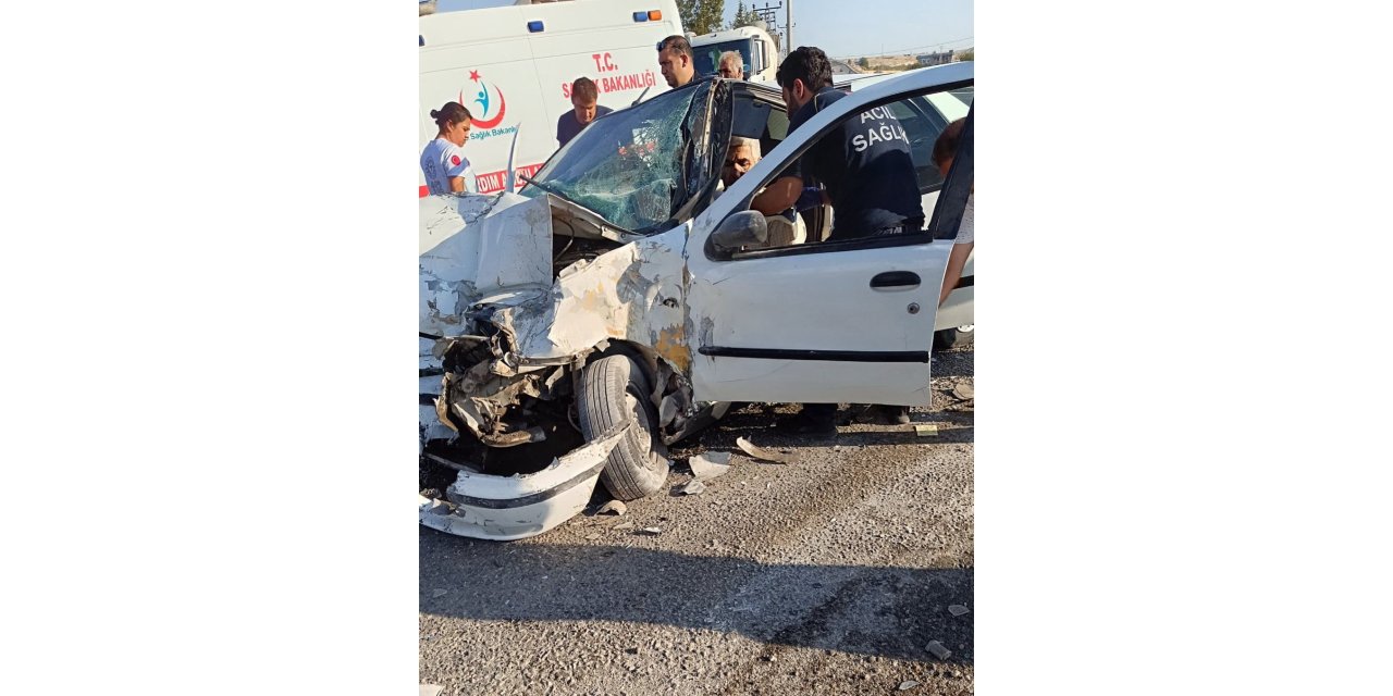 Adıyaman'da otomobil ile tır çarpıştı: 2 yaralı