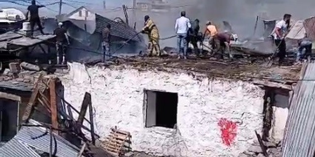 Sarıkamış’ta çıkan yangında 2 ev yandı