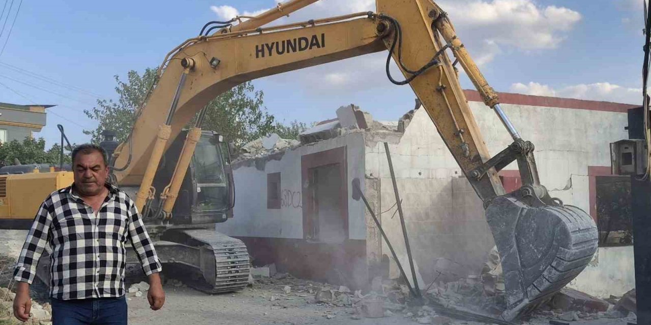 Gaziantep'te depremden etkilenen orta hasarlı yapıların yıkımına başlandı
