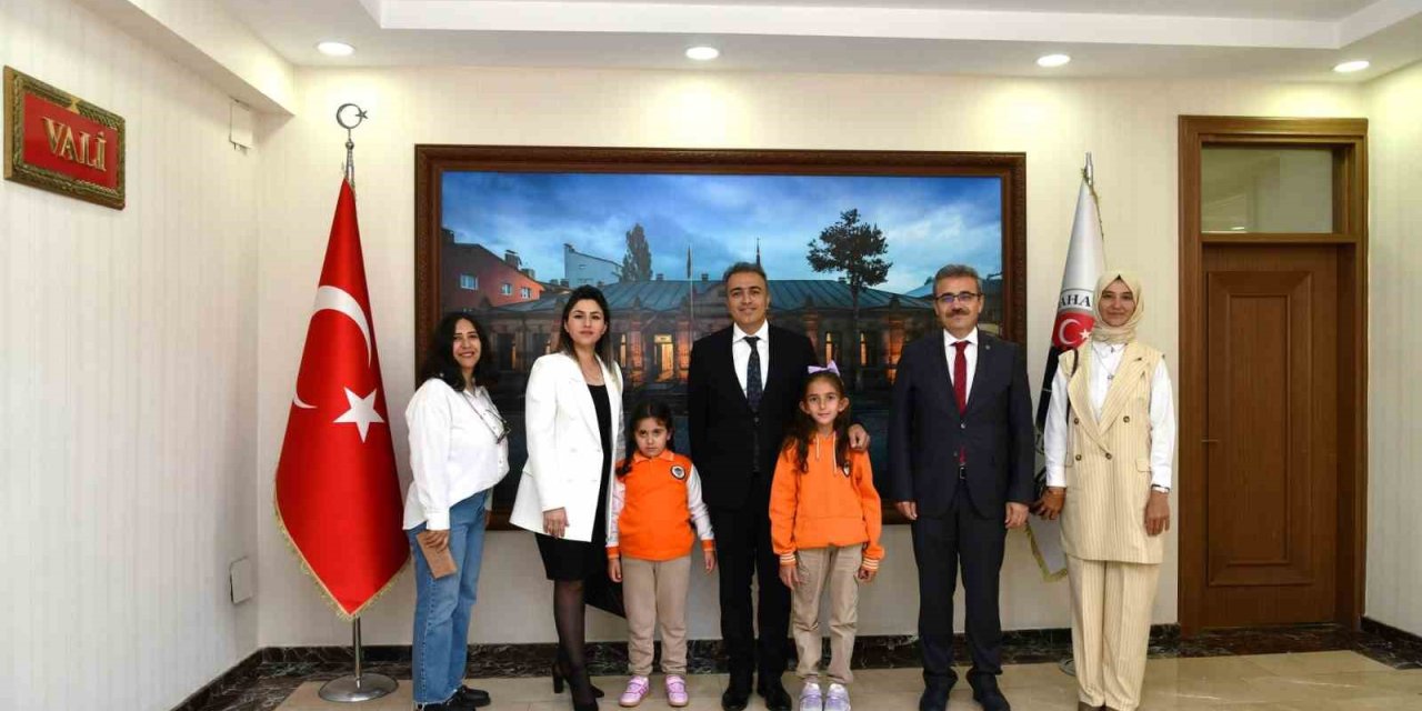 Vali Çiçek, İlköğretim Haftasında öğrencilerle bir araya geldi