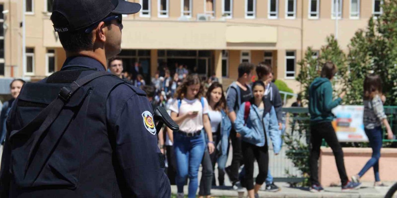 Erzincan'da okul önlerinde polis denetimleri
