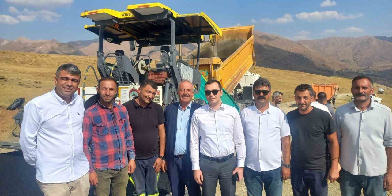 Hakkari'de Akkuş ve Çetintaş yolu asfaltlanıyor