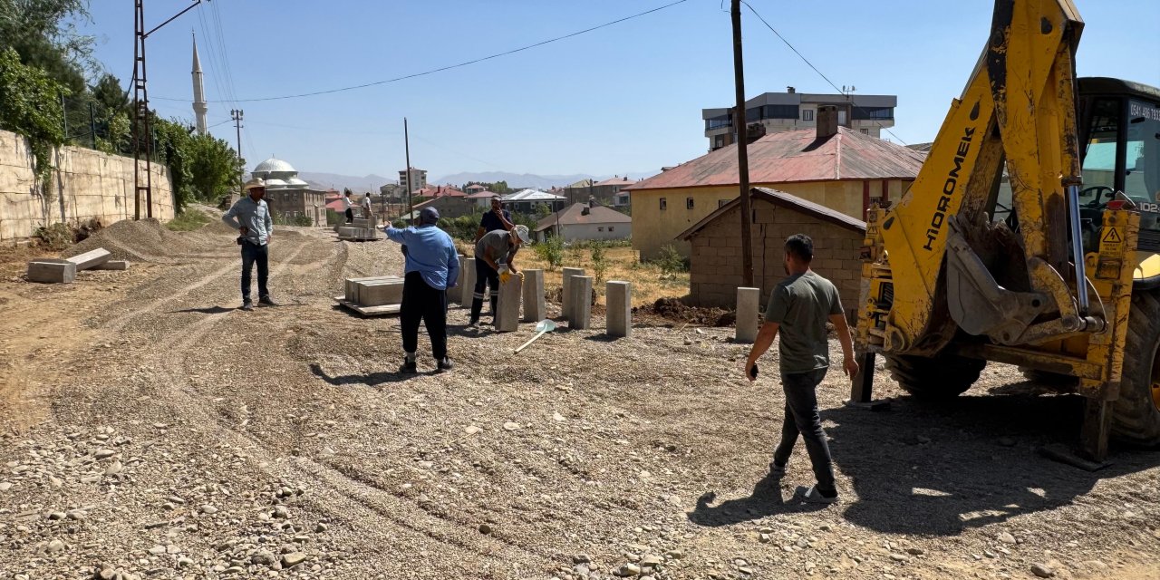 Yüksekova Belediyesi, Esenyurt Mahallesi’nde parke taşı çalışması başlattı