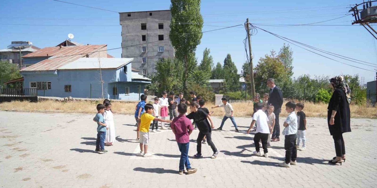 Muş'ta öğrenciler zil sesi olmadan teneffüse çıktı