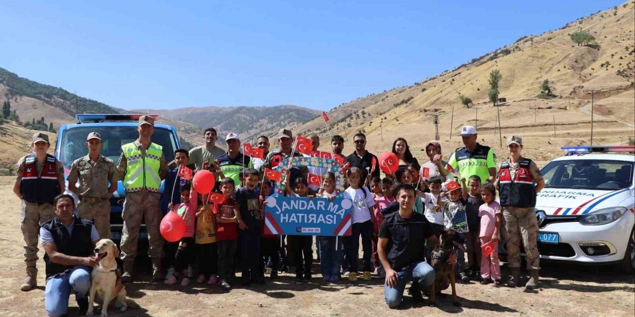 Muş’ta jandarmadan öğrencilere sürpriz
