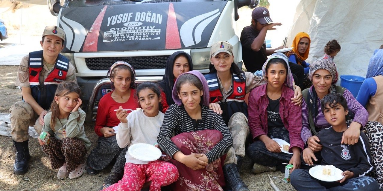 Erzincan’da jandarmadan minik kalplere sürpriz