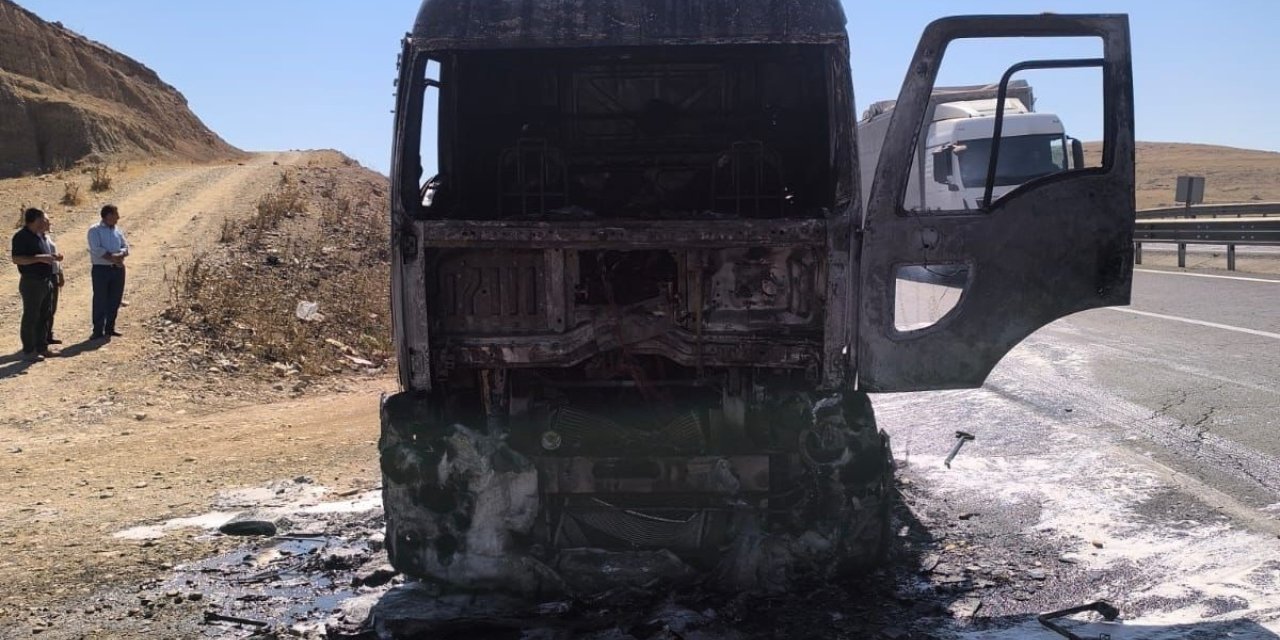 Cizre’de seyir halindeki akaryakıt kamyonu alev aldı