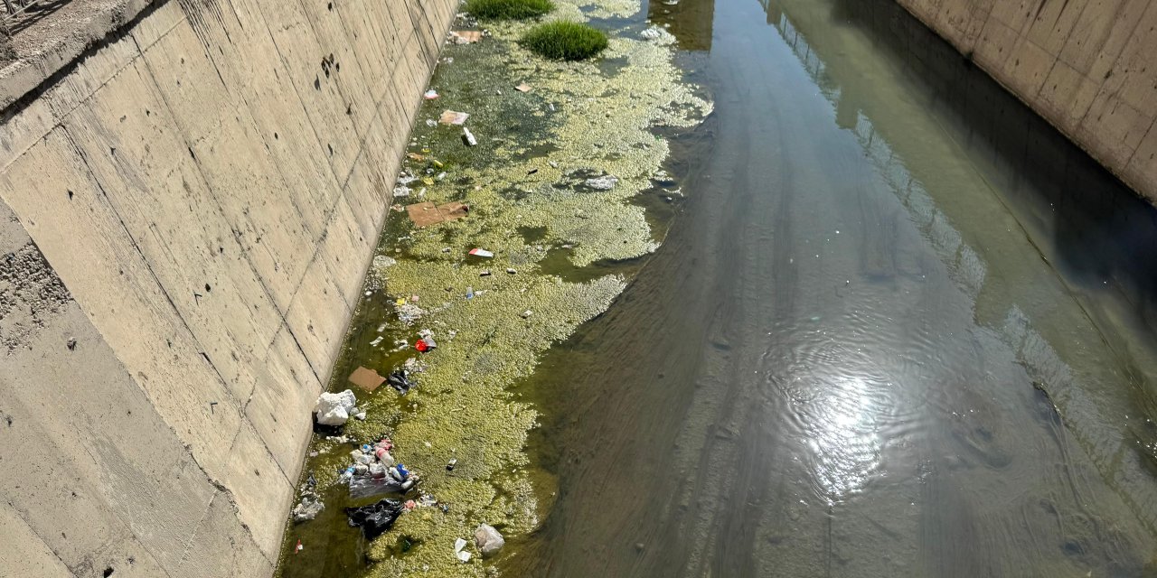Yüksekova’da dere yatağı yine çöplerle doldu