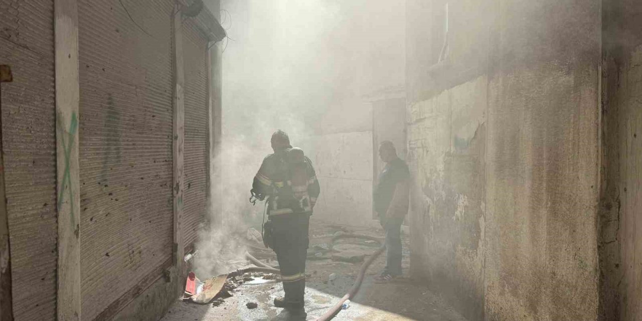 Ayakkabı deposundaki yangın 22 saat sonra söndürüldü