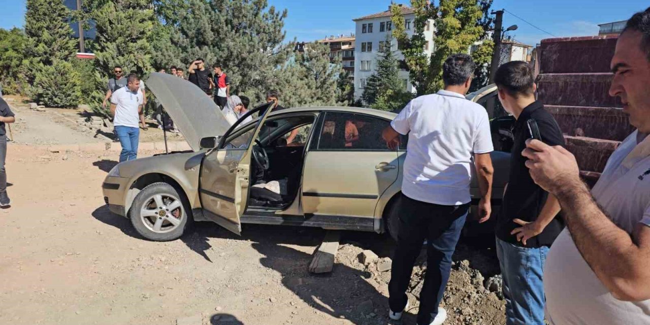 Elazığ’da otomobil ile kamyon çarpıştı: Maddi hasar meydana geldi