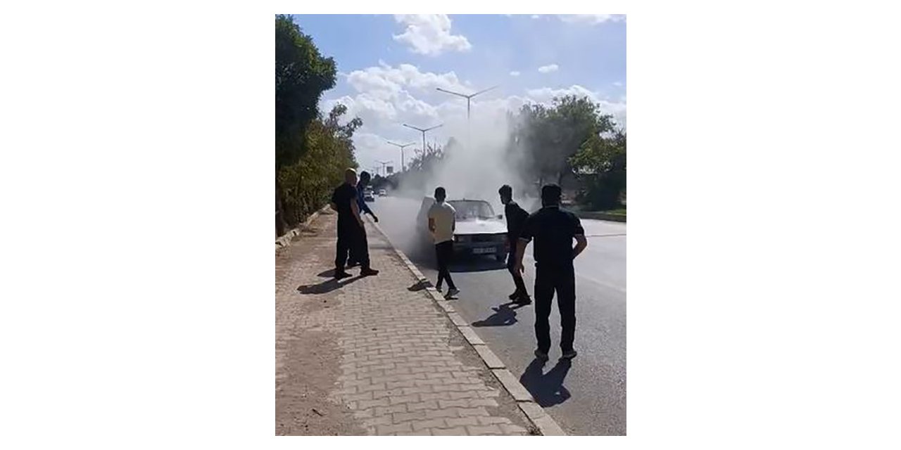 Muş’ta yanan otomobile beton mikseriyle müdahale edildi