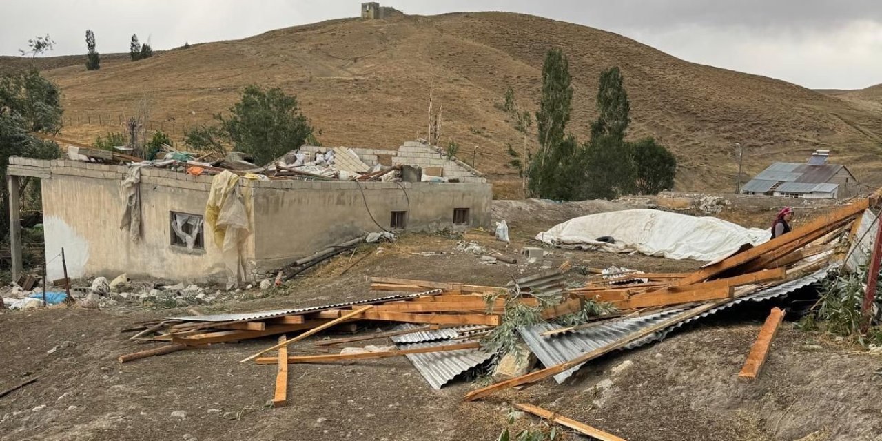 Ağrı'nın Tezeren Köyü'nde fırtına çatıları uçurdu, evler ve ahırlar zarar gördü