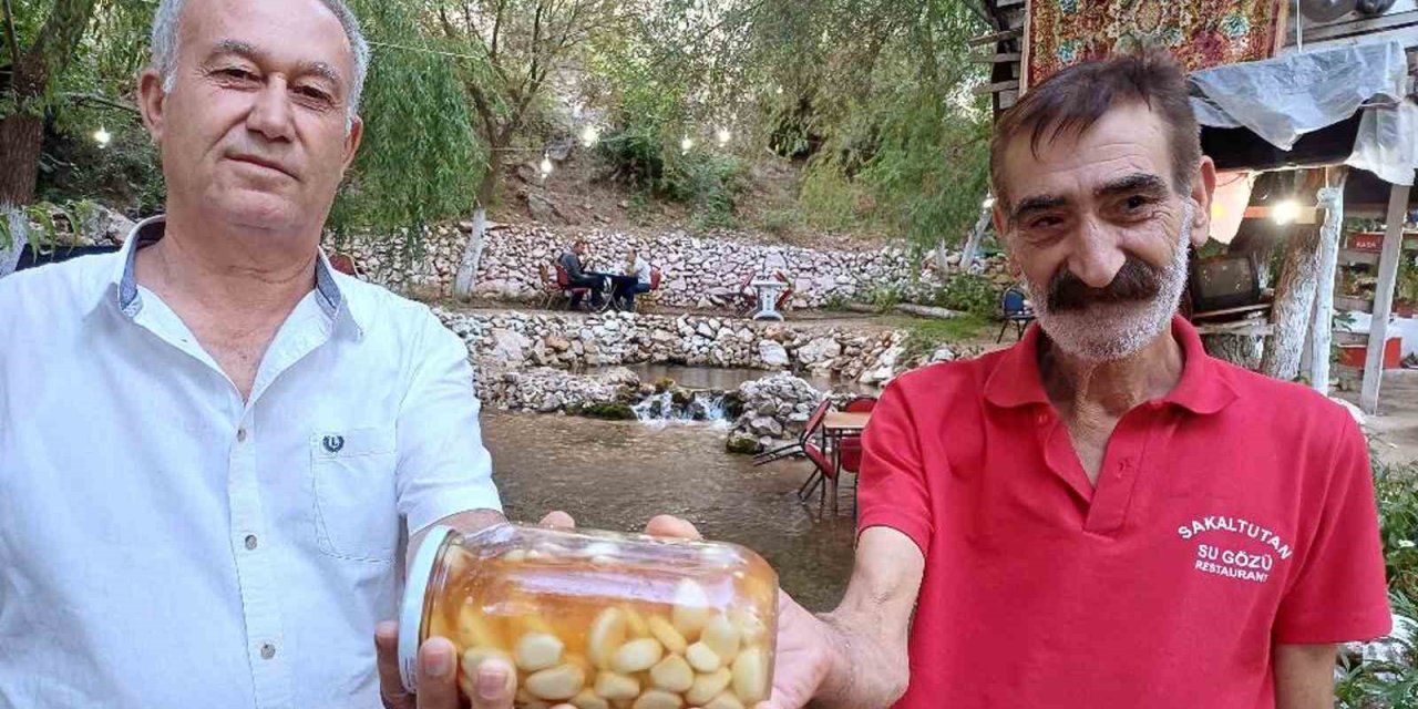 Malatya'da Araban Sarımsağı ile hazırladığı turşu ile şifa dağıtıyor