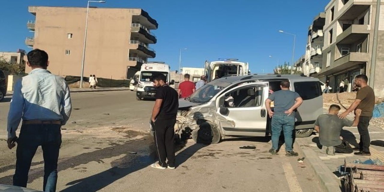 Hafif ticari araç ile otomobil çarpıştı: 4 kişi yaralandı