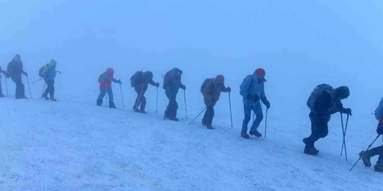 Ağrı Dağı’nda kar ve fırtına, dağcıları zorladı
